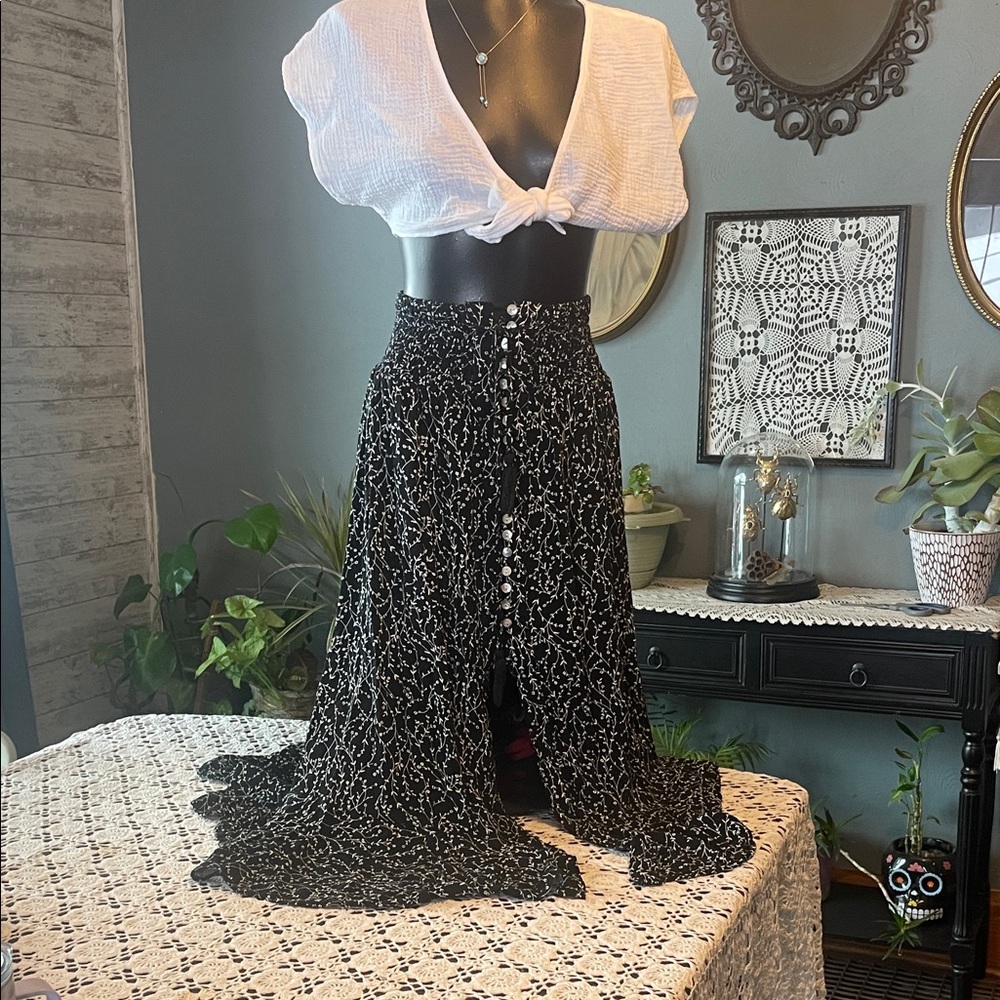 Chic Black and White Midi Skirt